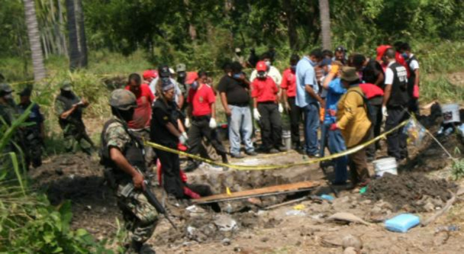 Identifican en fosa restos de 56 personas