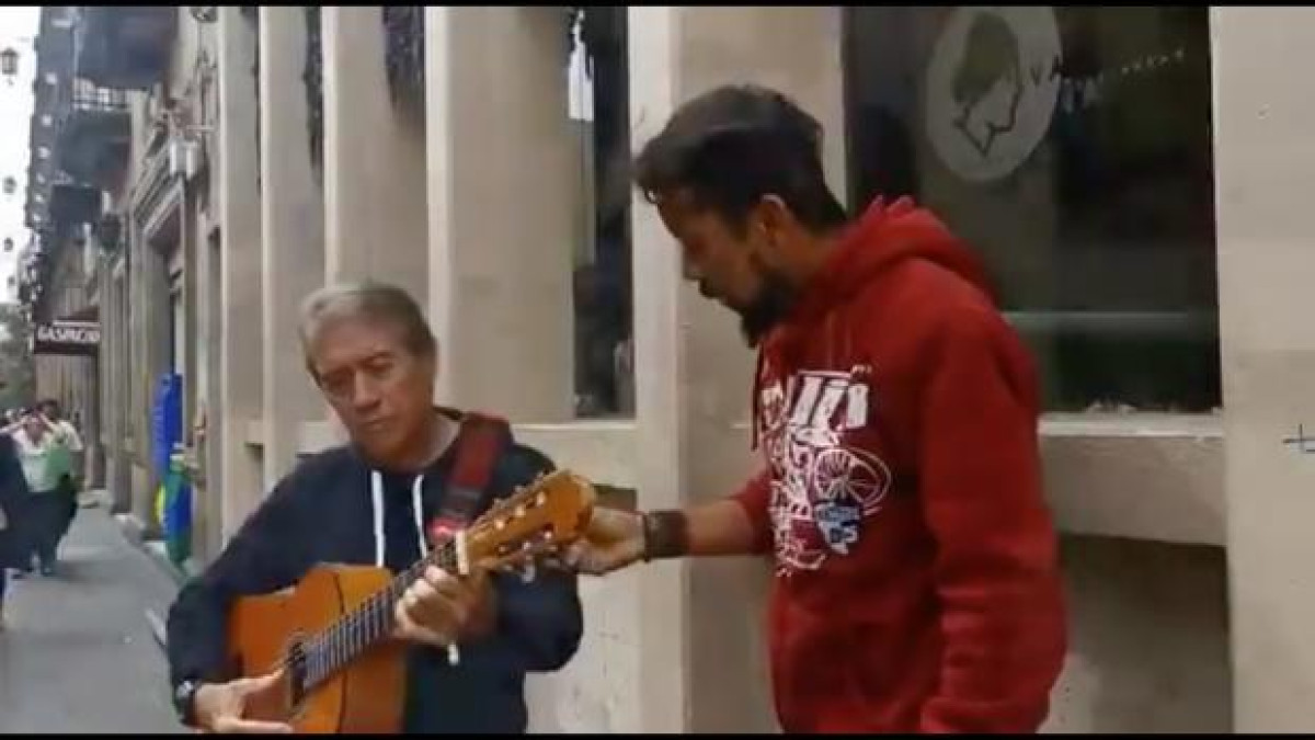 Napoleón se echa un “palomazo” con artista callejero