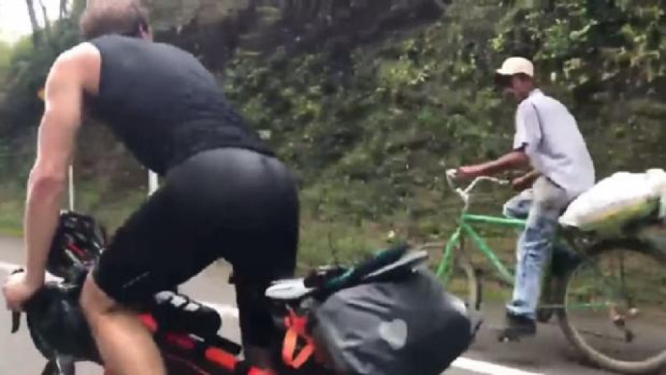 Deja campesino en ridículo a dos triatletas profesionales