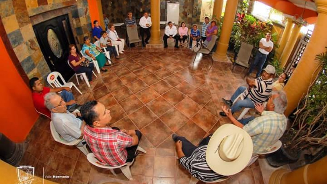 Alcalde asiste a reunión con vecinos de la Colonia Aurora