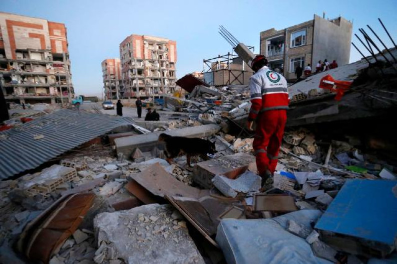 Aumenta a 530 el número de muertos por sismo en zona Irán-Irak