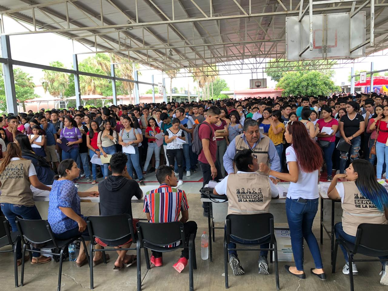 Acuden estudiantes al cobro de becas “Benito Juárez” 