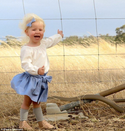 Mujer ve a una serpiente al fotografiar a su hija 