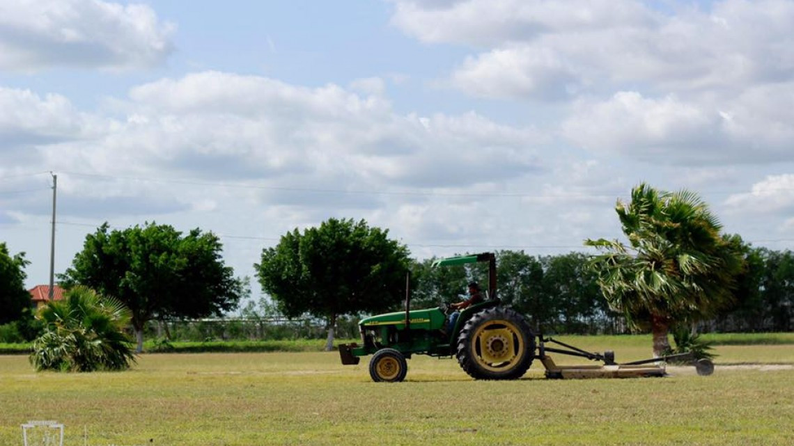 Dan mantenimiento al Polideportivo Municipal