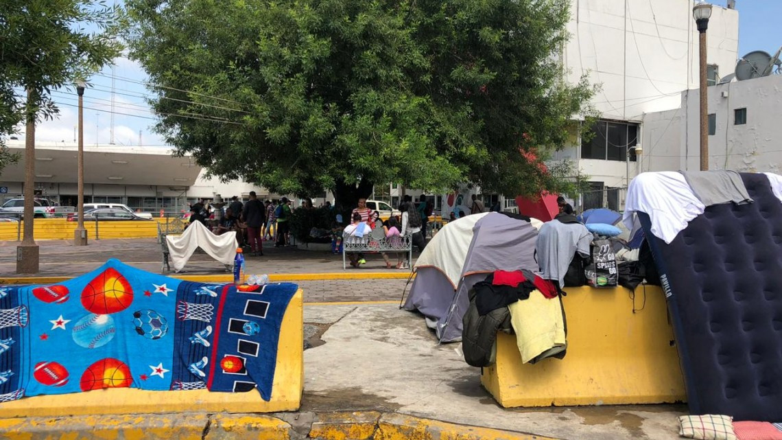 Piden a migrantes retirarse de la explanada del puente internacional 