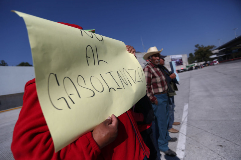 EPN miente al negar que 'gasolinazo' se deba la reforma energética