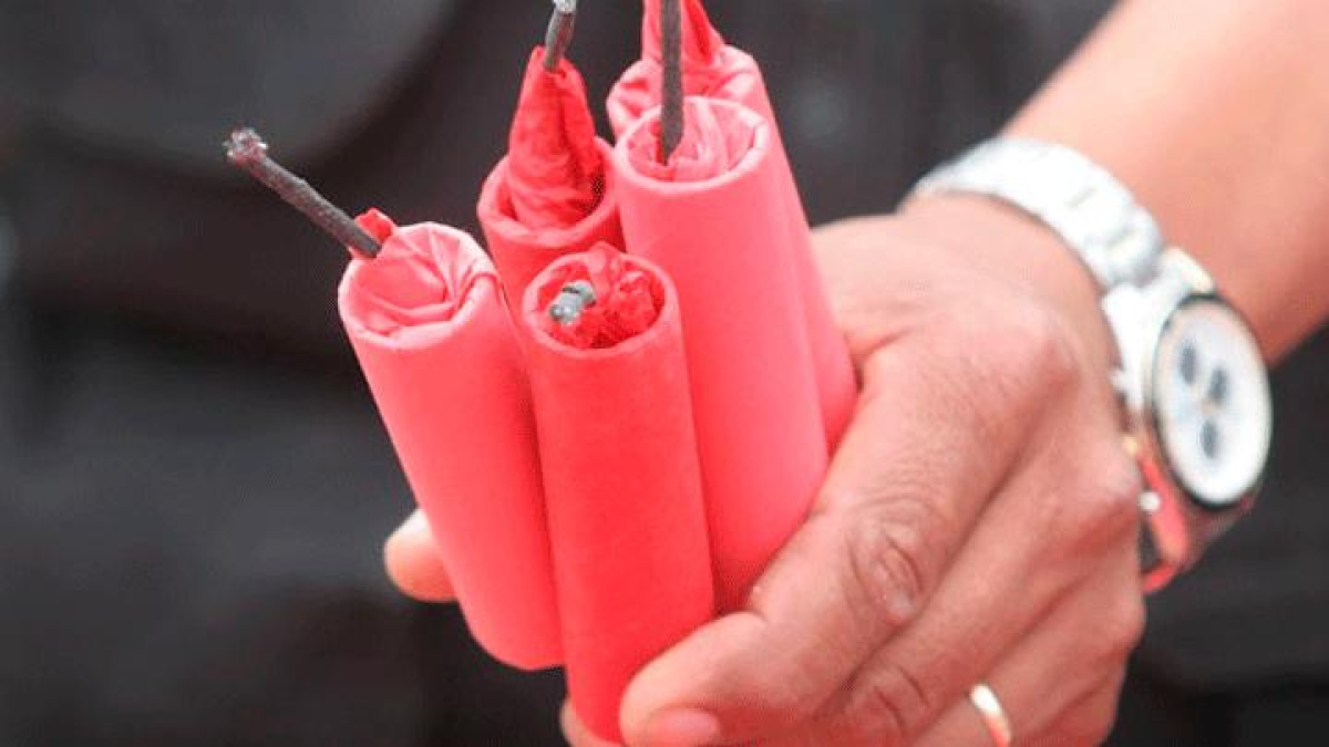 Tiran cohetón en fachada de colegio en Matamoros