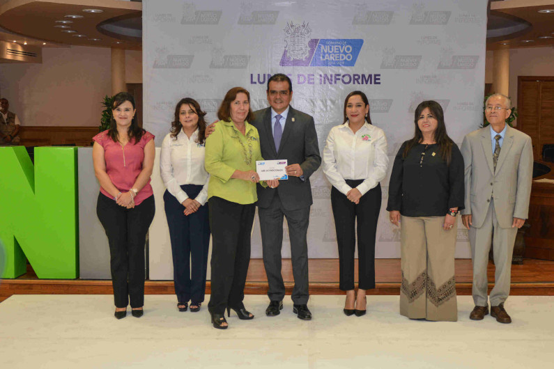 Entrega Enrique Rivas apoyos a 14 planteles educativos