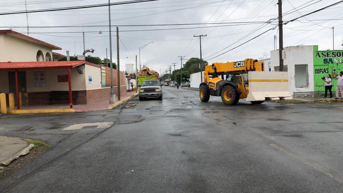 Retiran barricadas de la calle Primera y Azucenas