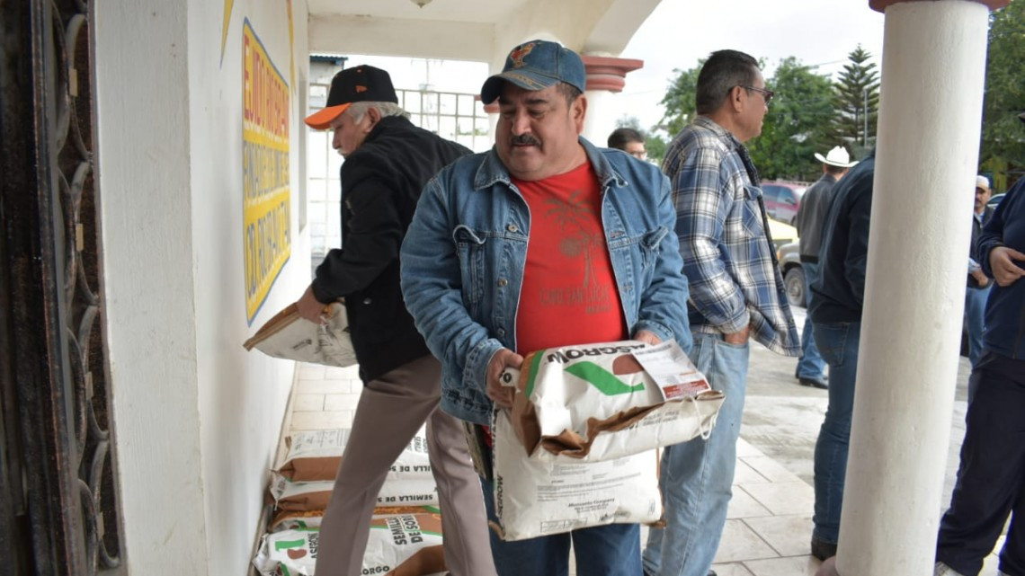 Reciben agricultores del Ejido Río Bravo semilla sin costo