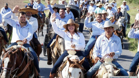 Realizan cabalgata del 67 Aniversario de Miguel Alemán 