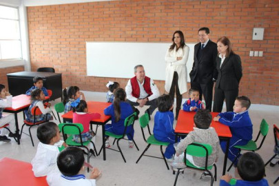 Escuelas al CIEN entrega bandera blanca en Escobedo, NL