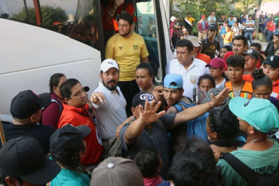 La caravana de miles de migrantes para y se entrega a las autoridades en el sur de México