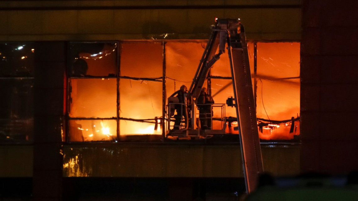 Registran incendio en centro comercial en Moscú
