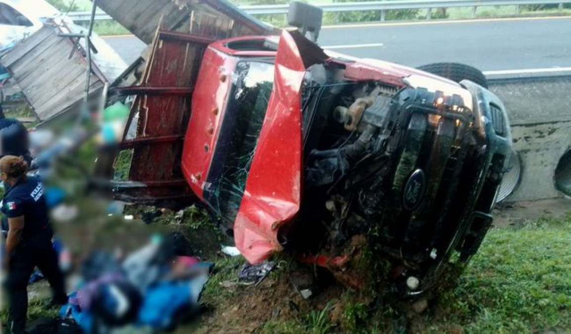 Volcadura de camión deja 10 migrantes muertos y 17 heridos en Chiapas