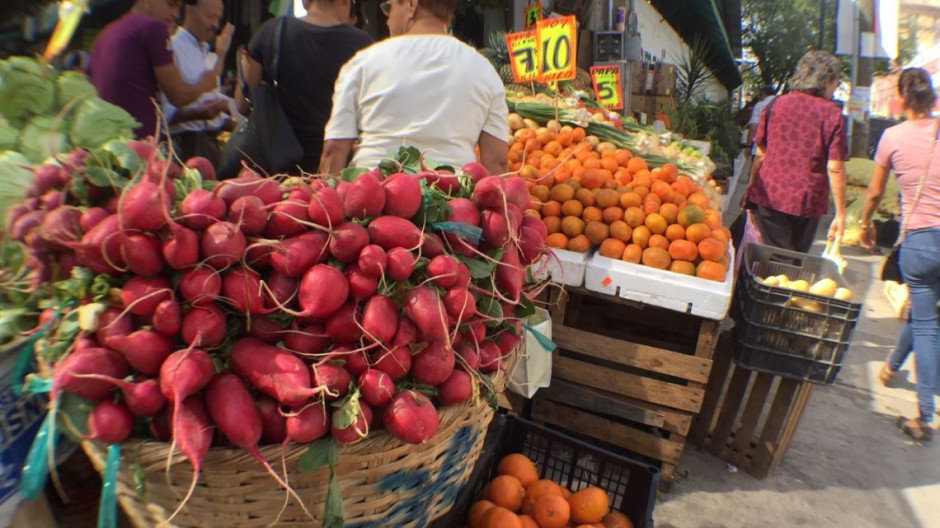 Tianguistas en espera de la cuesta de enero