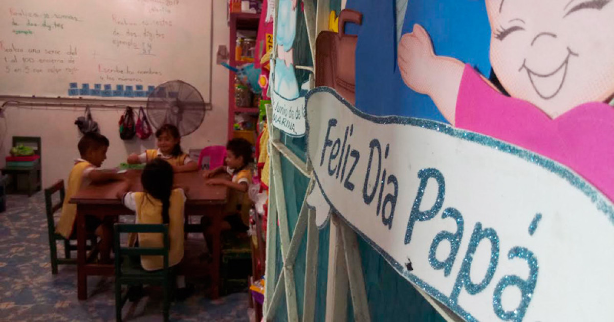 Niños toman clases en iglesia 