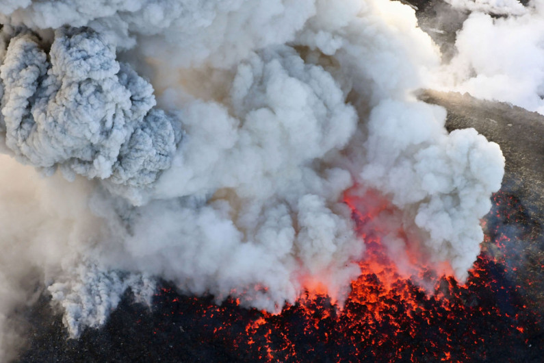 Volcán japonés Shinmoedake realiza erupciones explosivas 