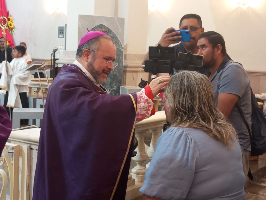 Cientos de feligreses reciben la Imposición de ceniza en la Catedral de Matamoros