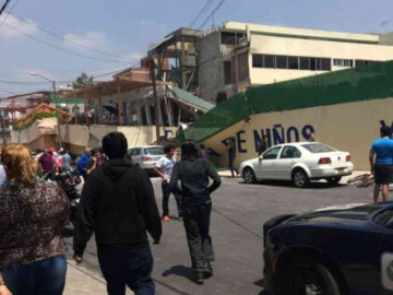 Rescatan voluntarios a niños de primaria colapsada