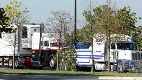 Migrantes muertos en trailer se turnaban para respirar por hoyo 