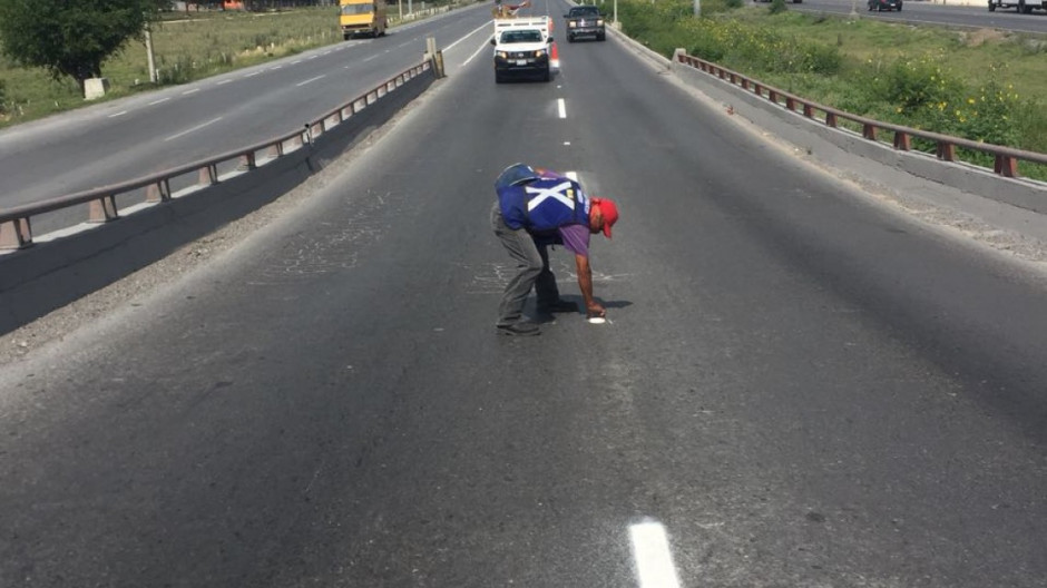 Instalan vialetas reflejantes en el libramiento Monterrey-Reynosa 