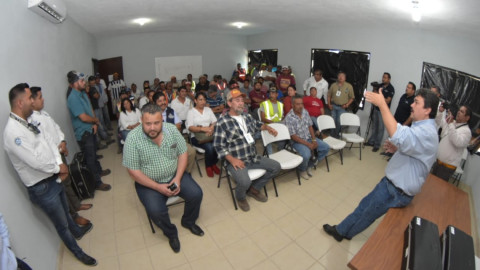 Funcionarios municipales deben servir sin distingo de colores