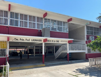 Escuela apoya a familias necesitadas con útiles y uniformes gratuitos