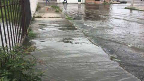 Fuga de aguas negras se convierte en río en la Manuel R. Díaz