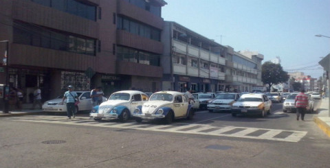 Taxistas realizan bloqueos por tercer día consecutivo en Acapulco