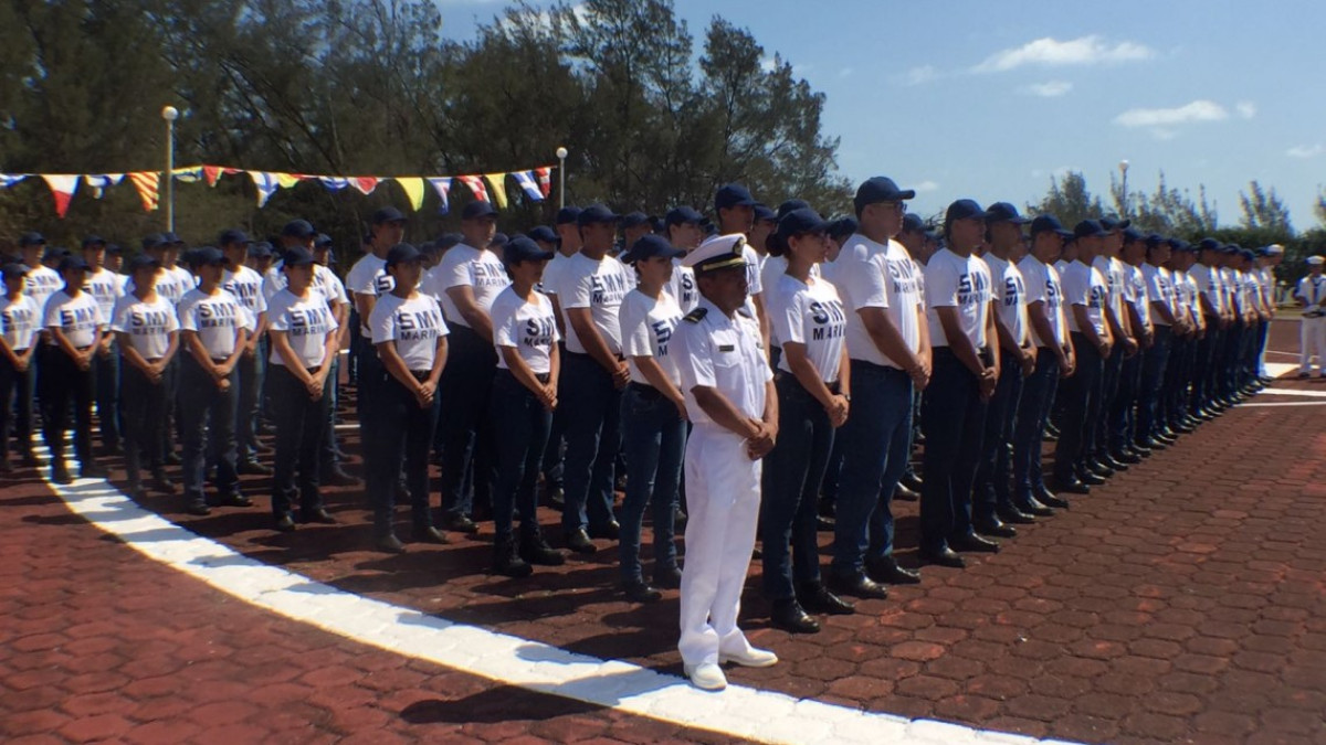 La Semar toma protesta de bandera a conscriptos del SMN Clase 1998