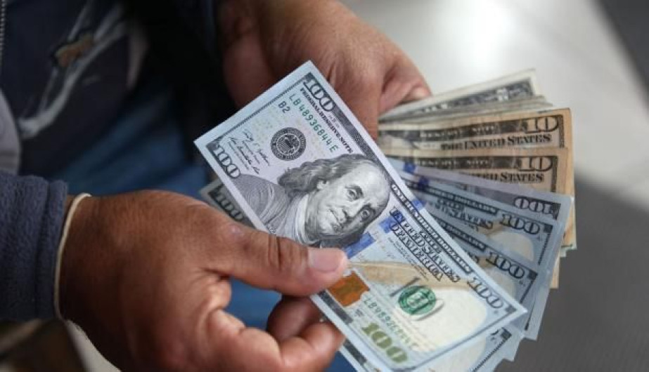 Dólar se vende en 18.54 pesos en el AICM
