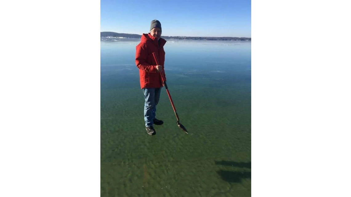 Debido a fenómeno natural, ¡camina sobre el agua!