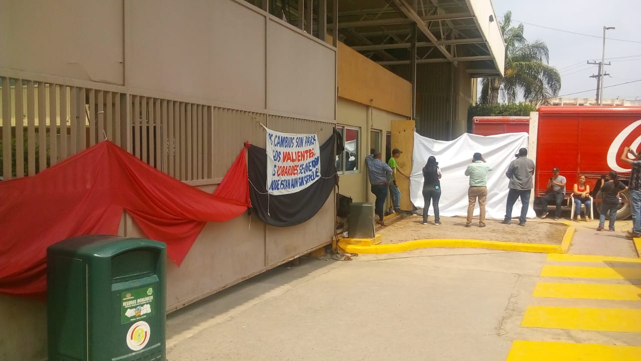 Sigue la tensión en la Coca Cola Matamoros en espera de una solución definitiva