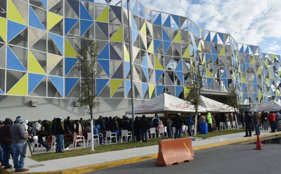 Automovilistas enfrentan largas filas para canje de placas en la Fiscal