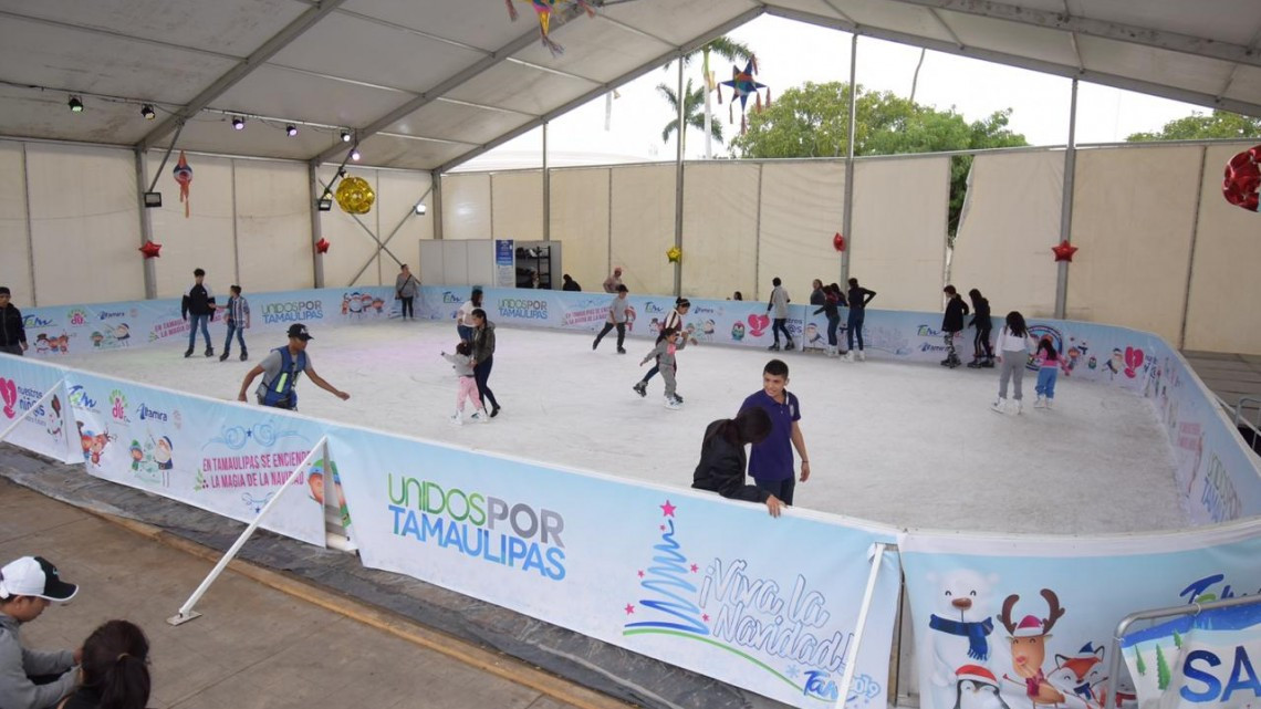 Disfrutan familias altamirenses de la pista de patinaje sobre hielo