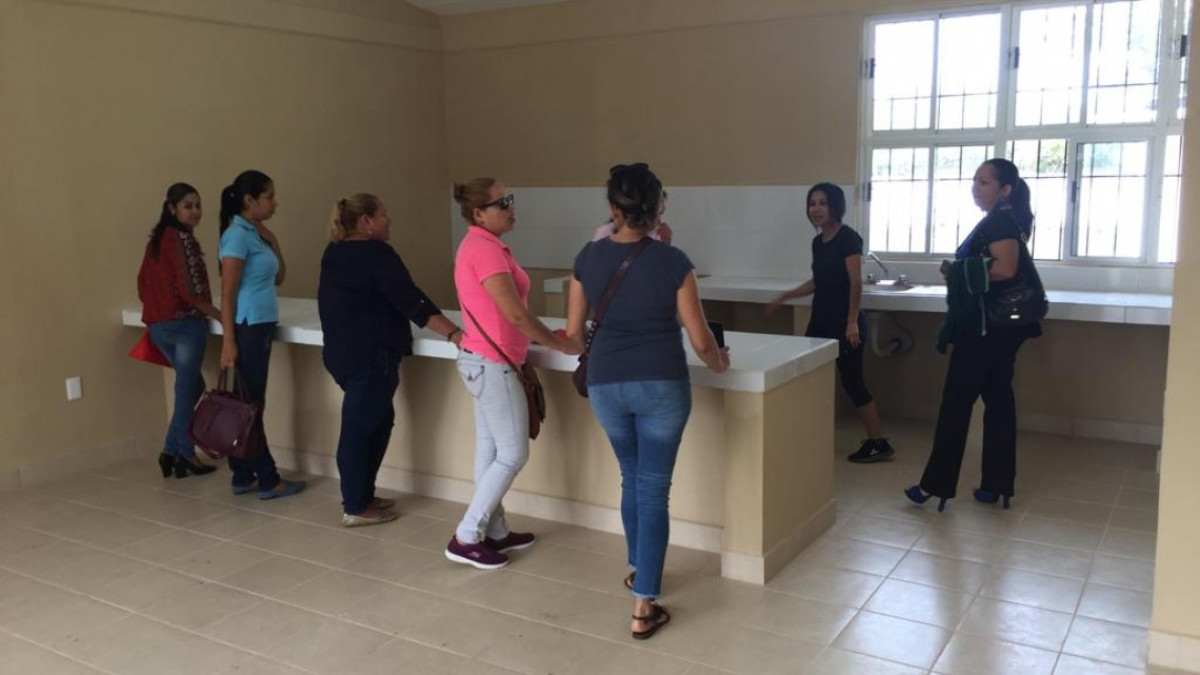 Alumnos de escuela primaria son beneficiados con la construcción de un área para desayunar