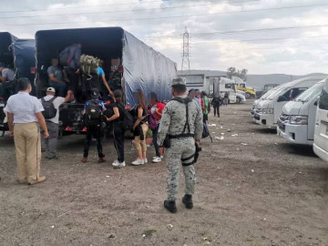 Greg Abbott advierte declarar "invasión" por aumento de migrantes