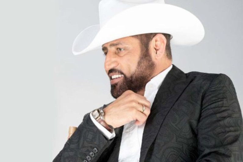 Cantante grupero sufre caída durante concierto en Phoenix