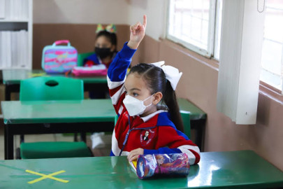 Restablecen prohibición de cubrebocas en escuelas de Texas por fallo en tribunal