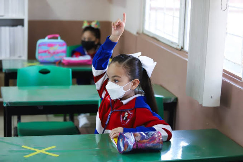 Restablecen prohibición de cubrebocas en escuelas de Texas por fallo en tribunal