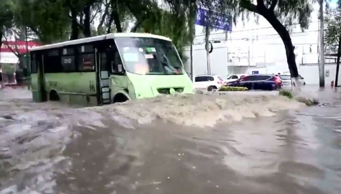 Fuertes lluvias inundan al Estado de México