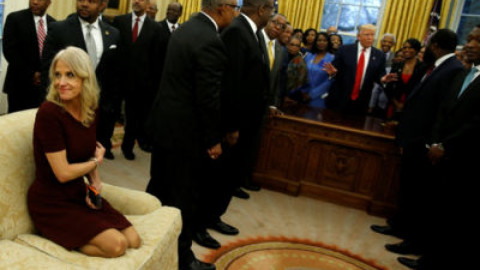 Asesora de Trump es criticada por arrodillarse en sillón del Salón Oval