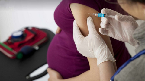EU deja de recomendar vacunas anticovid para menores de edad y embarazadas