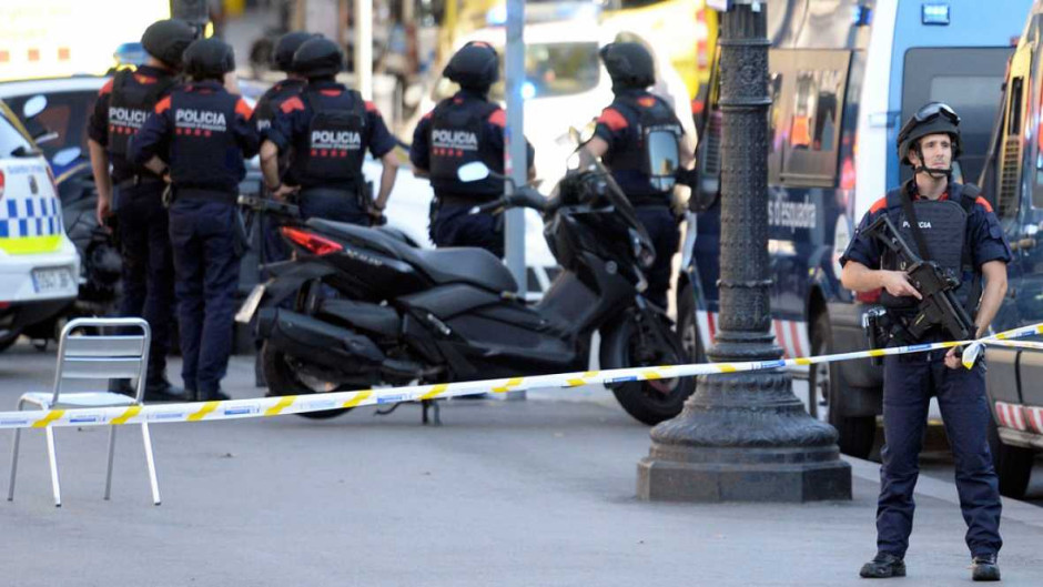 Policía francesa arresta a tres cómplices de autores de atentados de Barcelona 
