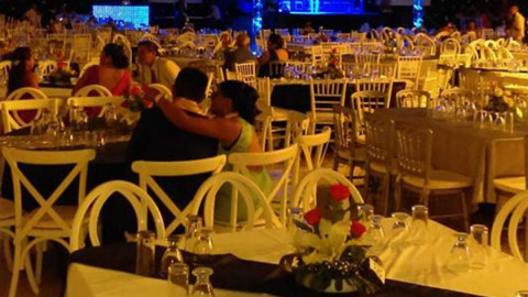 Indignan imágenes de muro en graduación