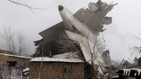 Avión de carga cae en un pueblo en Kirguistán; al menos 37 muertos