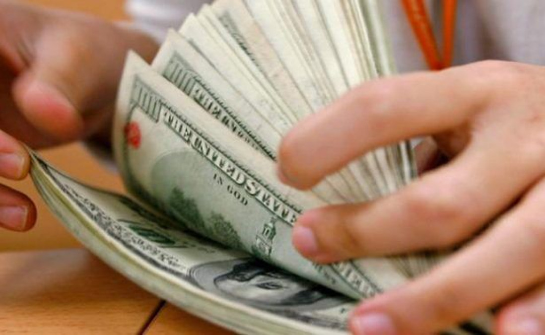 El dólar roza los 17.95 pesos en casas de cambio