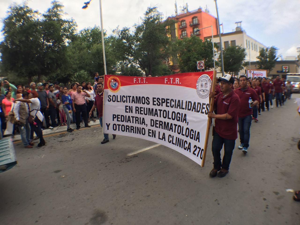 Desfilan miles de trabajadores en Reynosa