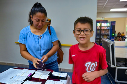 Atiende Alcalde Carlos Peña Ortiz salud visual de familias